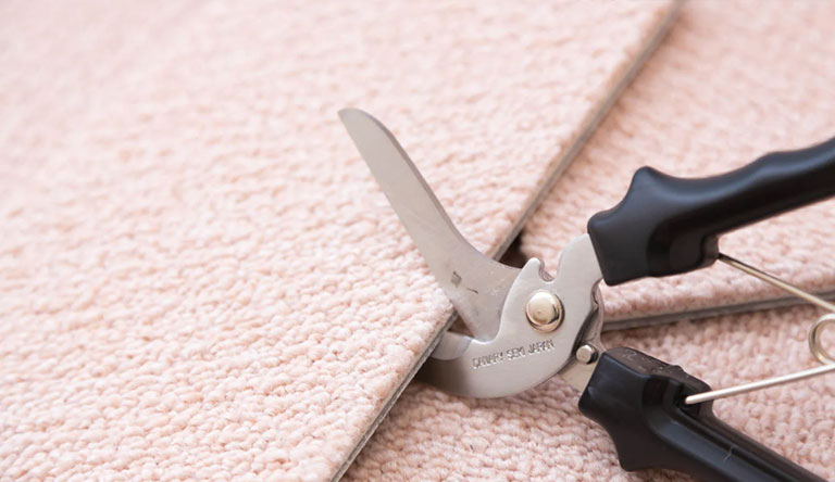 カーペットをカットするイメージ