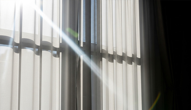 太陽光(紫外線)にさらされるカーテン