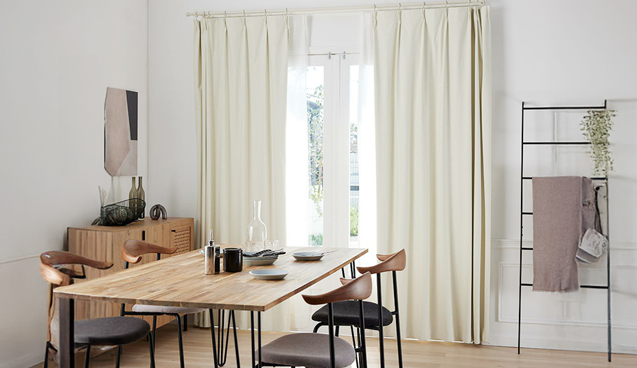 白い部屋に合うカーテンの色は?失敗しない配色パターンと選び方の決定版!