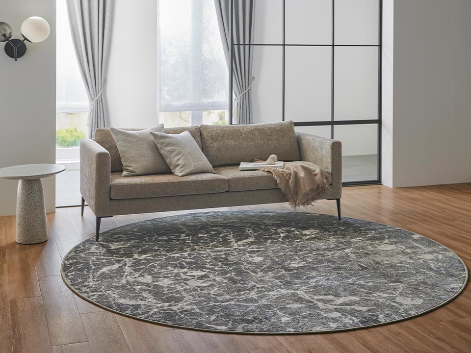 GALLERY BONITA (19.PURPLE)　抽象柄のラグが空間に動きを与え、洗練された印象に。
